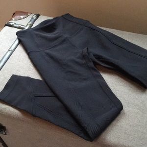 BLACK RIBBED LULULEMON LEGGINGS